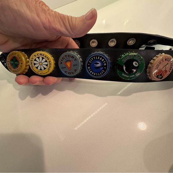 LE LITTLEARTH Soda Caps Black BELT! Unique! Seatbelt closure! Adjustable! Rubber - Picture 7 of 13